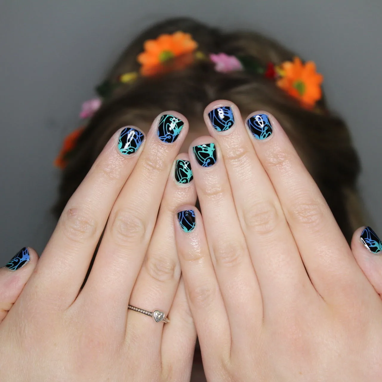 How can you make short nails look longer with cute designs