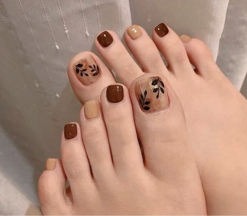 How do toe nail designs vary across different seasons
