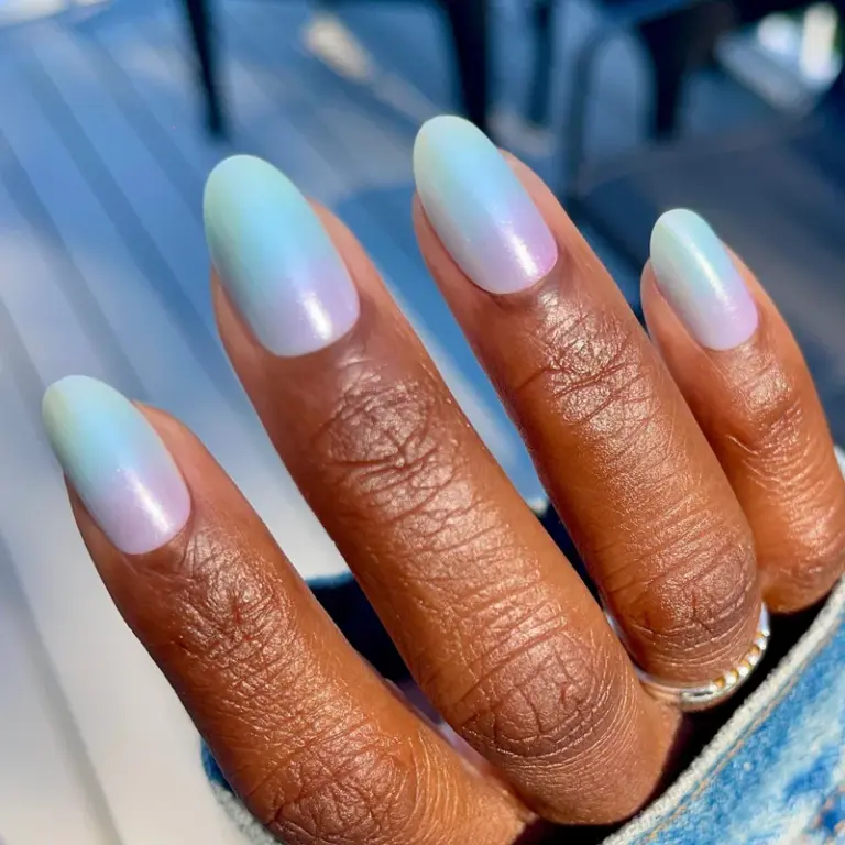 What are Iridescent Pearl Nails
