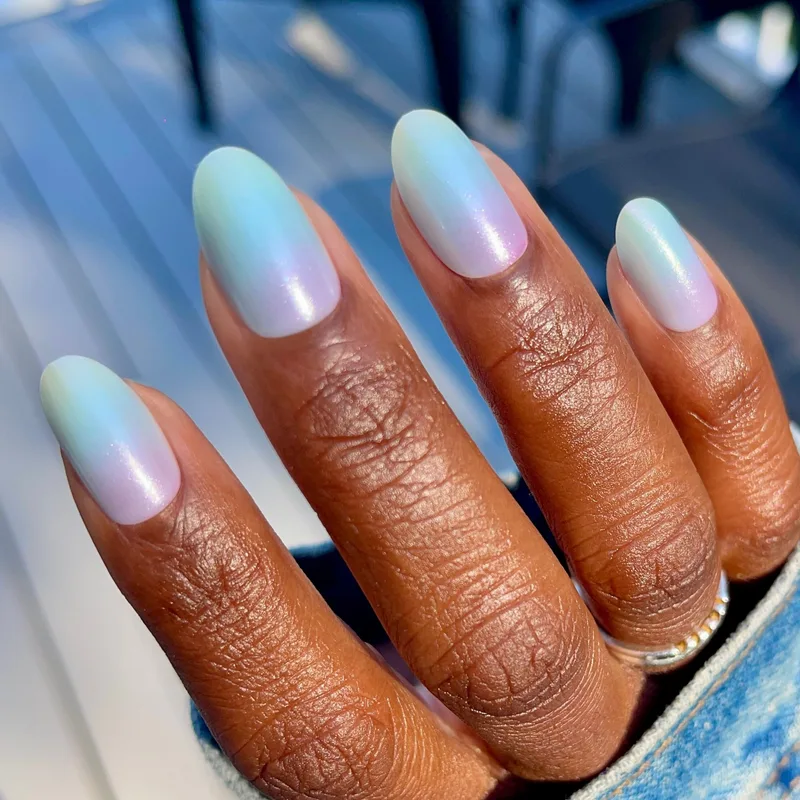 What are Iridescent Pearl Nails