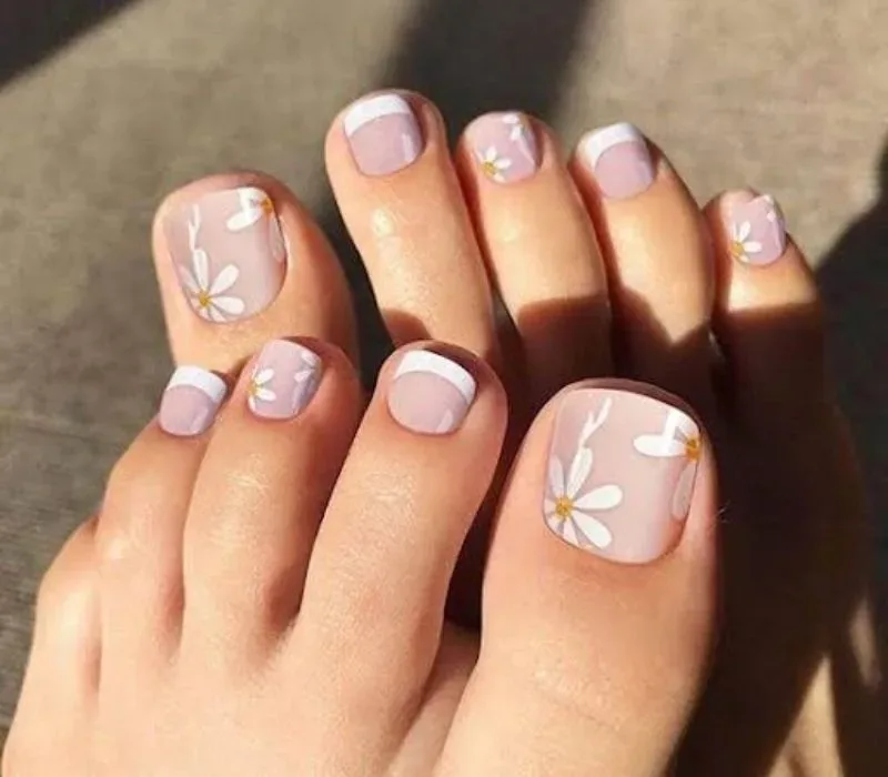 What are some artistic and intricate toe nail designs