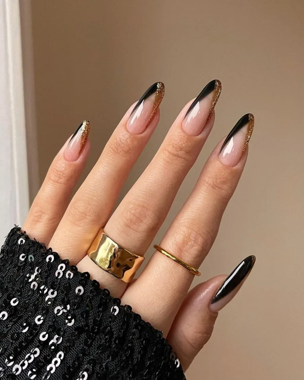 What are some elegant and sophisticated New Year's nail designs