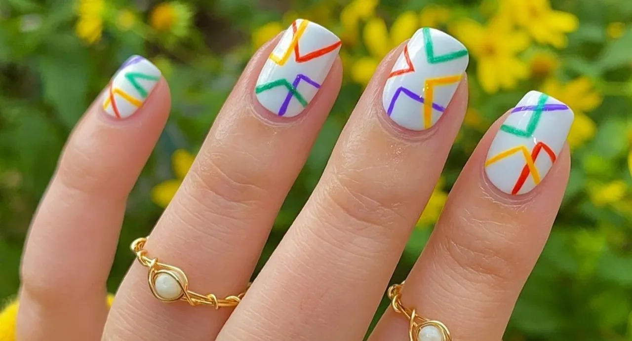 What are some trendy yet simple nail designs for beginners