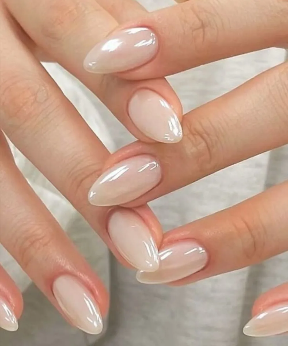 What are the Most Trendy Iridescent Pearl Nail Designs