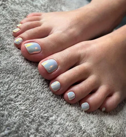 Which bold and unique toe nail colors are currently in style